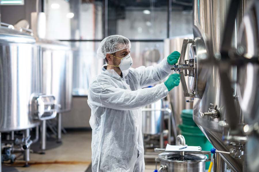 Food and Beverage worker using Keg after getting SEO Optimisation