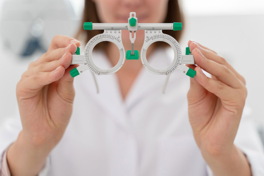Optometrist working after getting SEO Optimisation